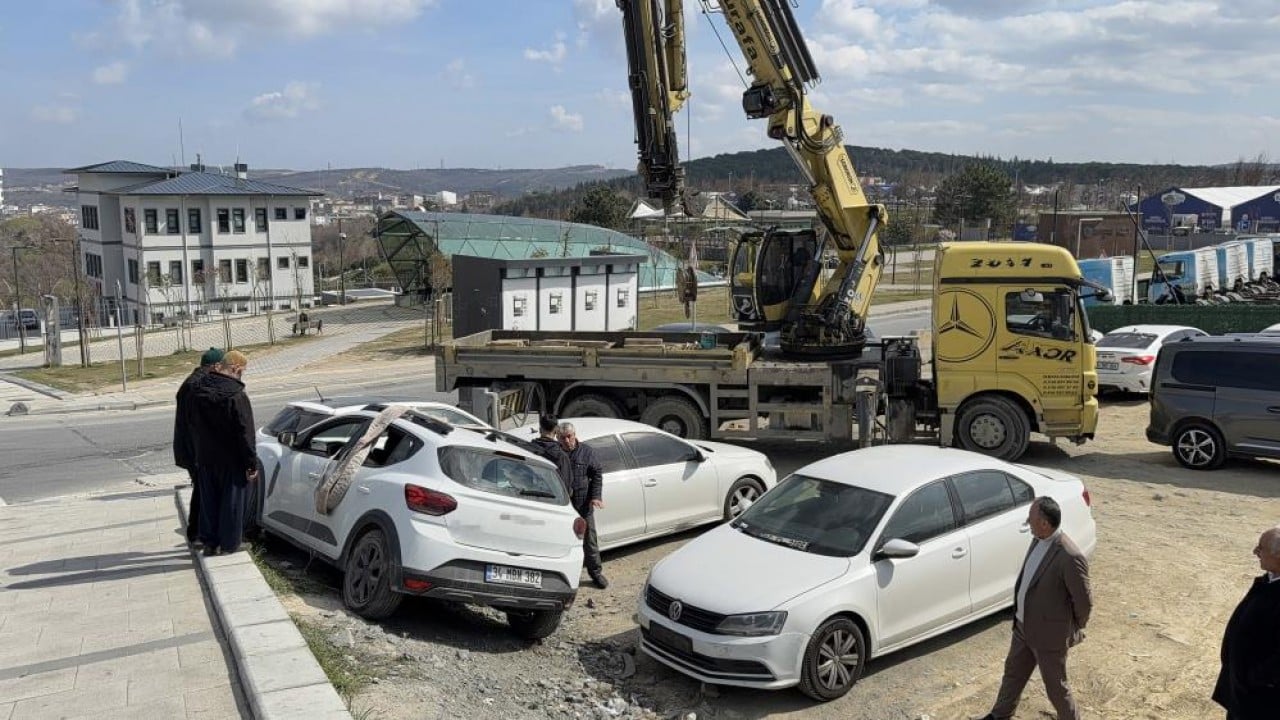 Foto - Fren yerine gaza basınca iki aracın üzerine uçtu