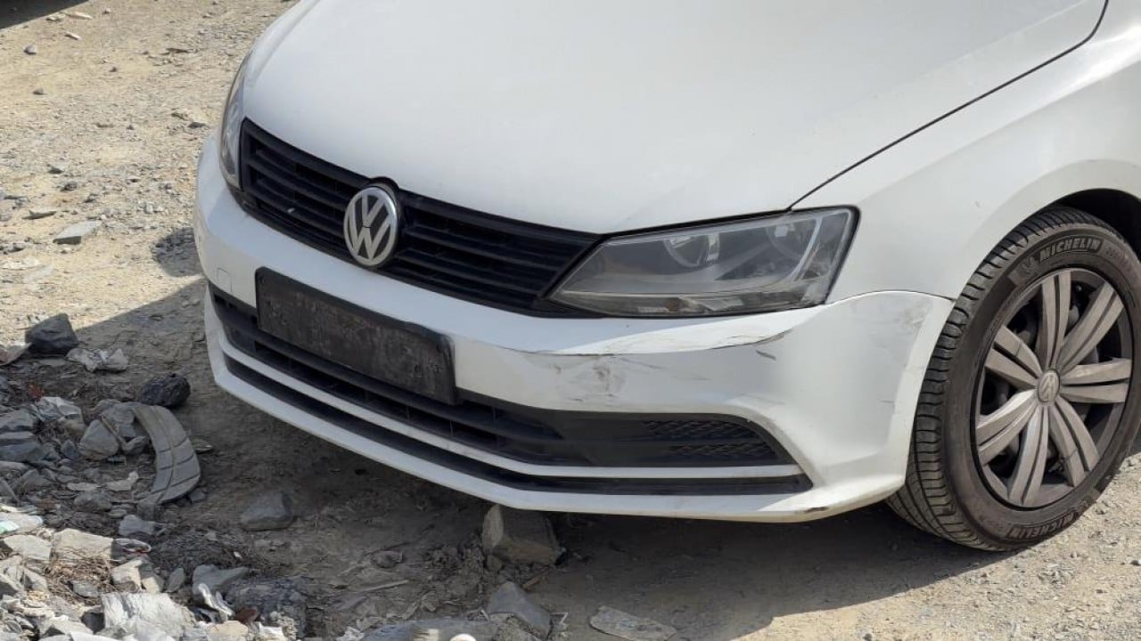 Foto - Fren yerine gaza basınca iki aracın üzerine uçtu