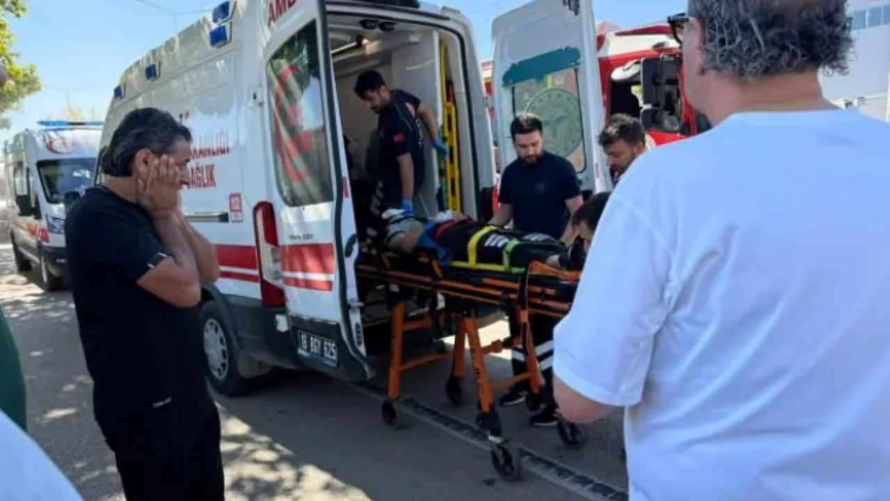 Foto - Freni boşalan kamyon dehşet saçtı: Şoför kamyon kupasına sıkıştı!