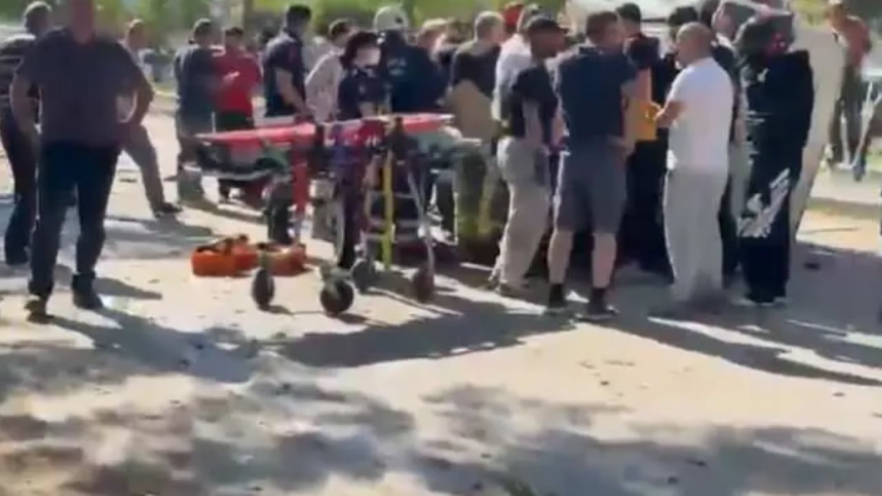 Foto - Freni boşalan kamyon dehşet saçtı: Şoför kamyon kupasına sıkıştı!