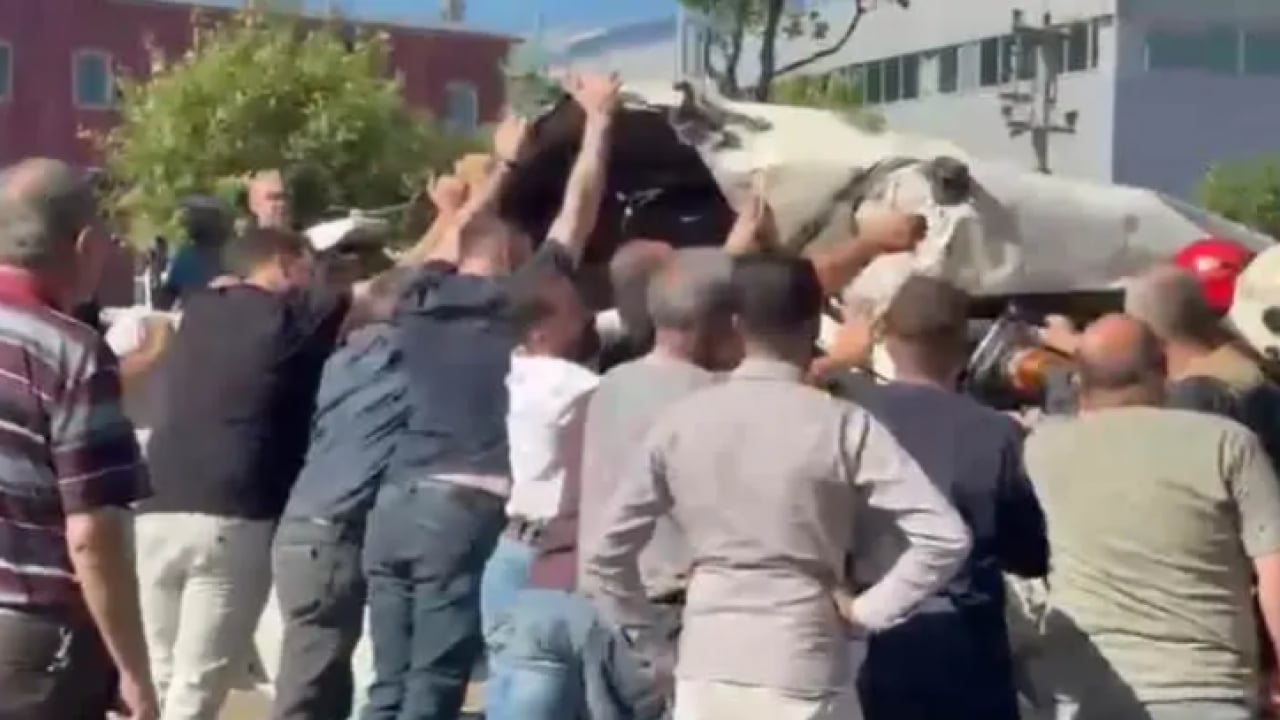 Foto - Freni boşalan kamyon dehşet saçtı: Şoför kamyon kupasına sıkıştı!