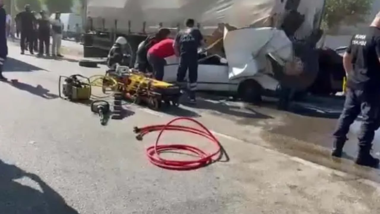 Foto - Freni boşalan kamyon dehşet saçtı: Şoför kamyon kupasına sıkıştı!