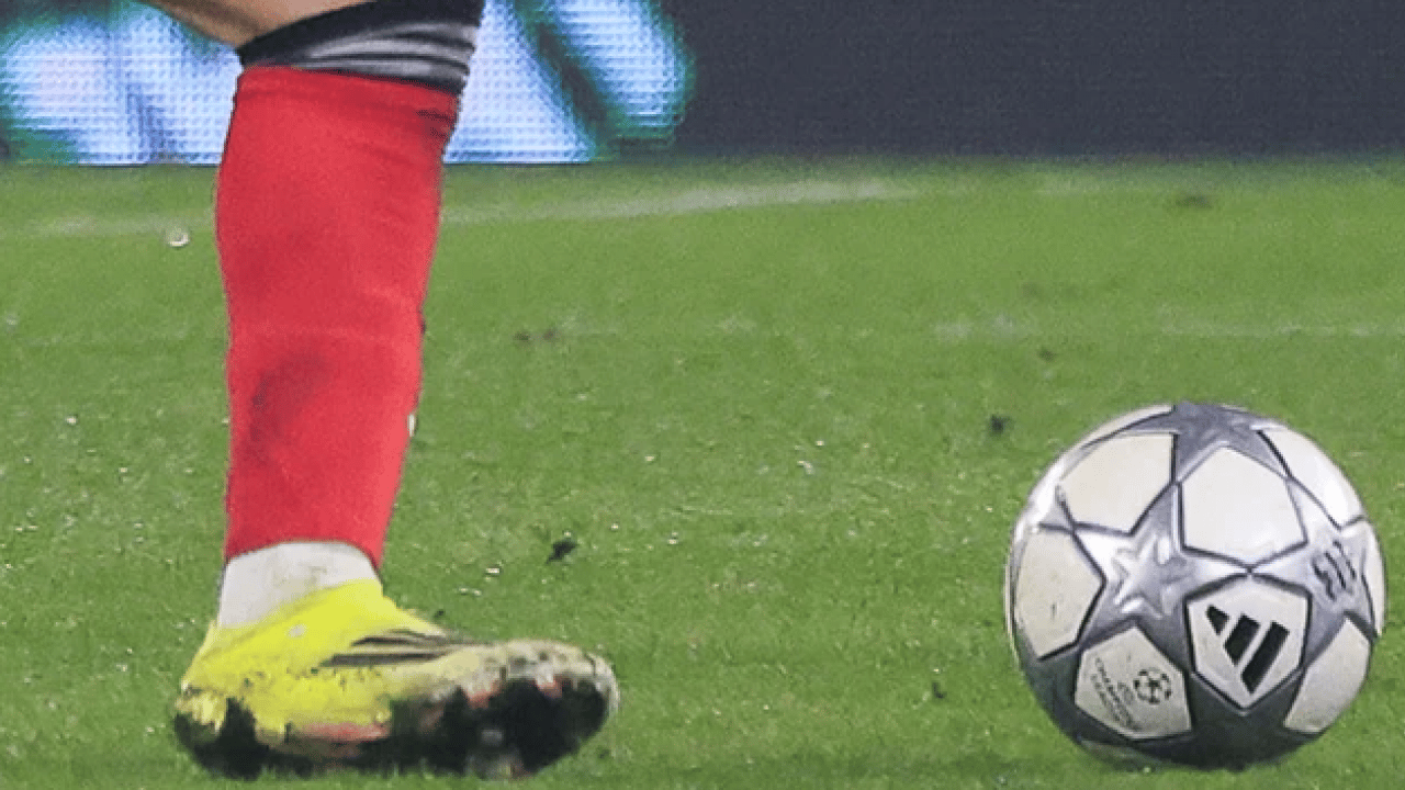 Futbolda yeni dönem: Bu hareketi yapan kırmızı kart görecek!