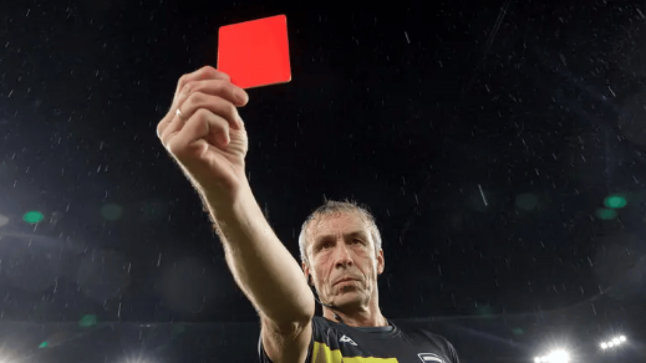 Foto - Futbolda yeni dönem: Bu hareketi yapan kırmızı kart görecek!