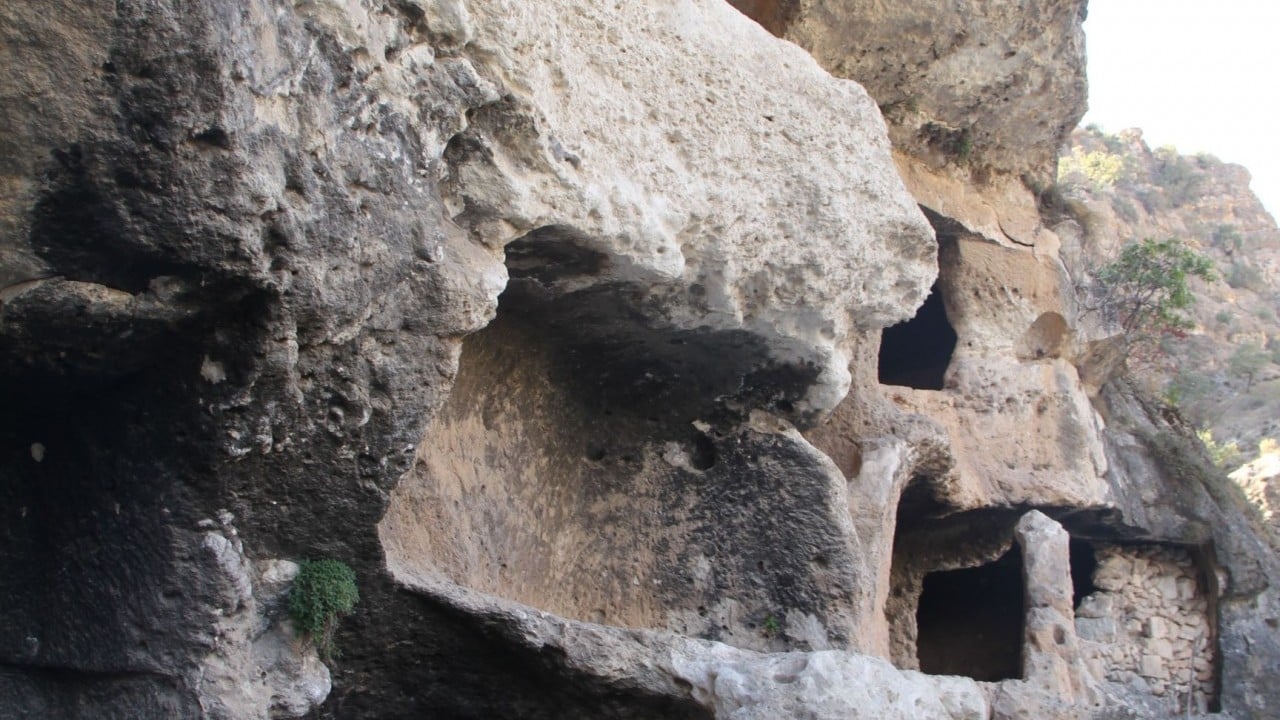 Foto - Gabar’ın 7 katlı apartman mağarası