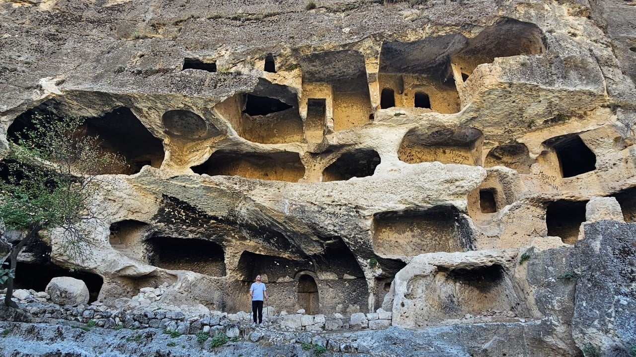 Foto - Gabar’ın 7 katlı apartman mağarası