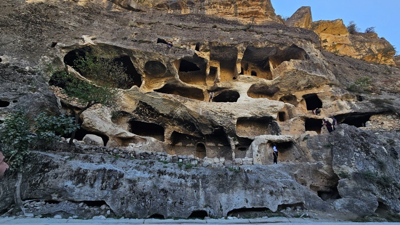 Foto - Gabar’ın 7 katlı apartman mağarası