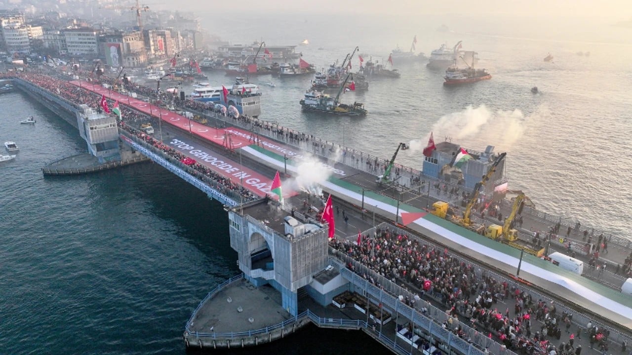 Foto - Galata Köprüsü vicdan kürsüsü