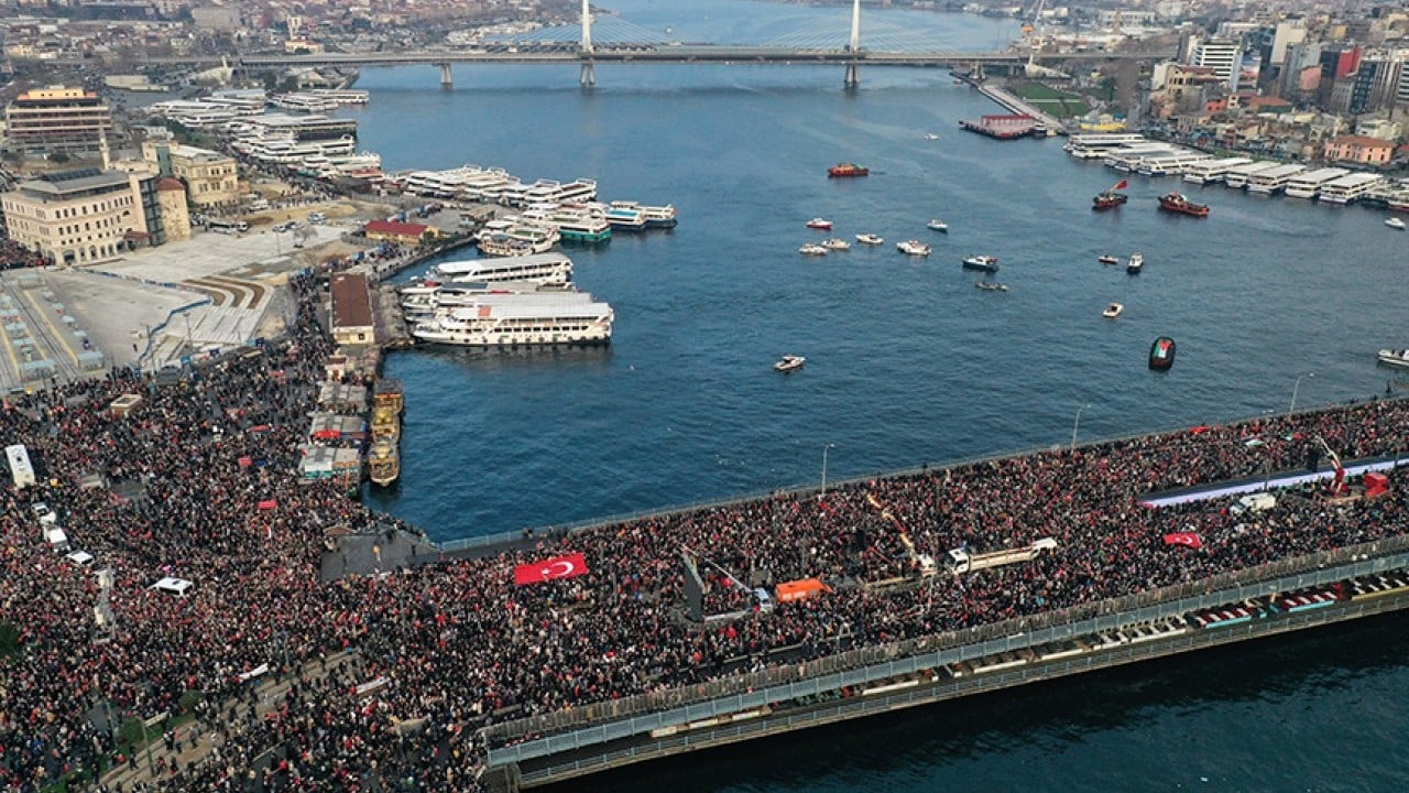 Foto - Galata Köprüsü vicdan kürsüsü