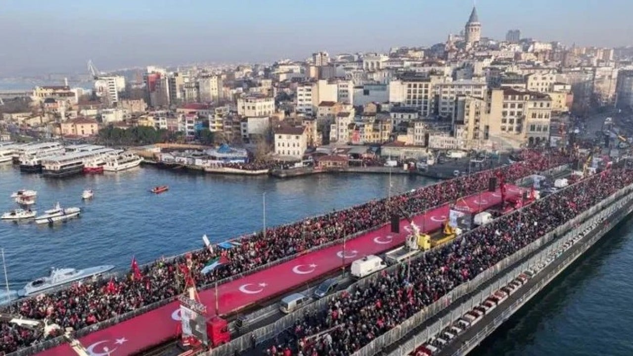 Foto - Galata Köprüsü vicdan kürsüsü