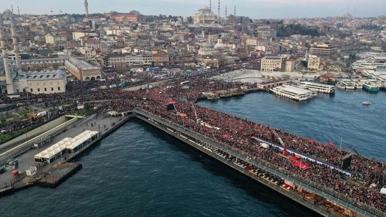 Foto - Galata Köprüsü vicdan kürsüsü