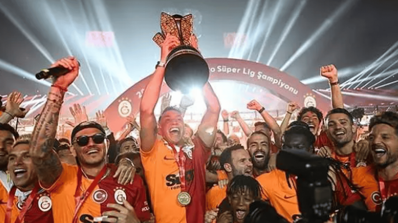 Foto - Galatasaray'dan Dua Lipa hamlesi! Kesenin ağzını açtılar!