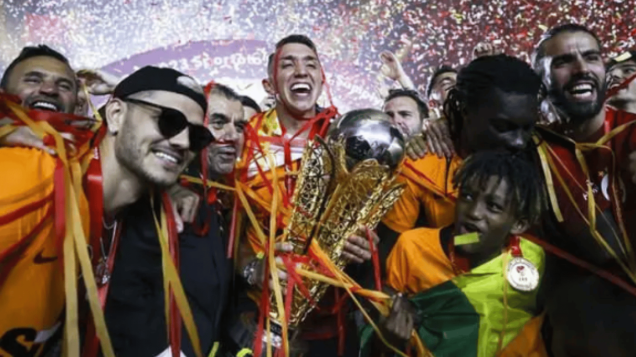 Foto - Galatasaray'dan Dua Lipa hamlesi! Kesenin ağzını açtılar!