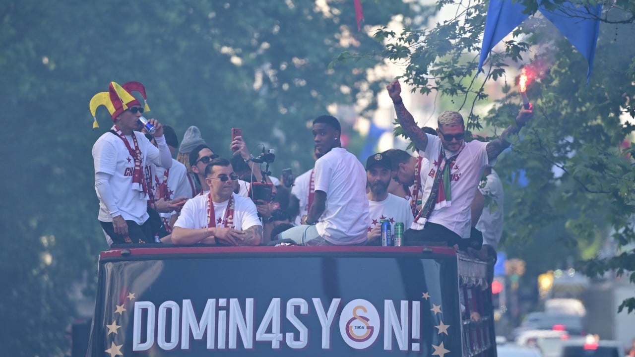 Foto - Galatasaraylı futbolcular, şampiyonluk kutlamaları için RAMS Park'a hareket etti