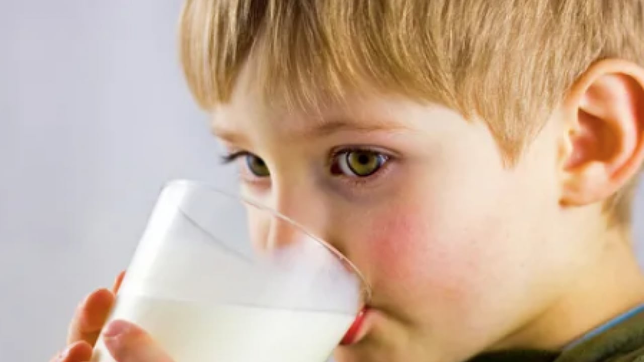 Gastroenteroloji Uzmanı açıkladı: Çocuklarda süt içtikten sonra karın ağrısı, gaz, şişkinlik...