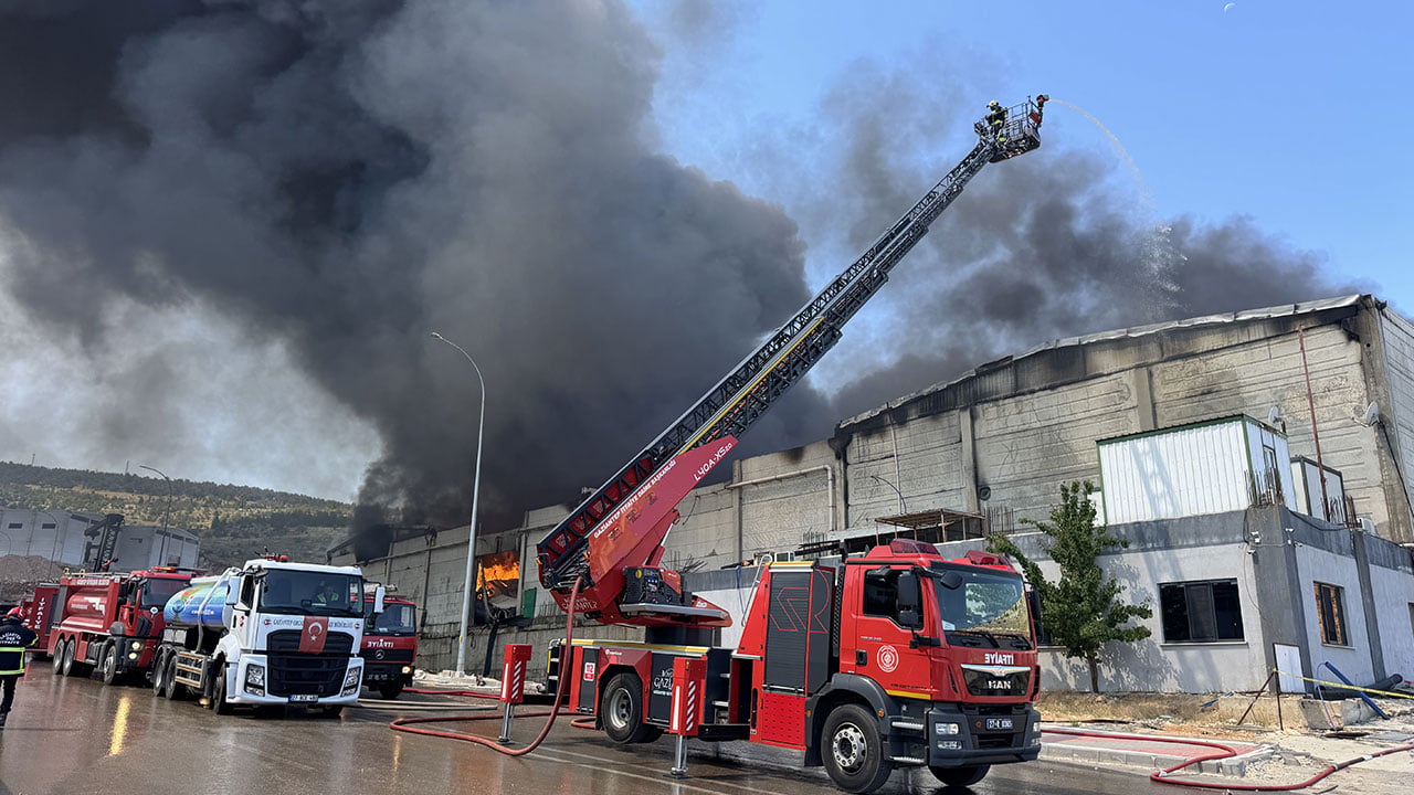 Foto - Gaziantep'te korkutan yangın! Ekipler olay yerinde