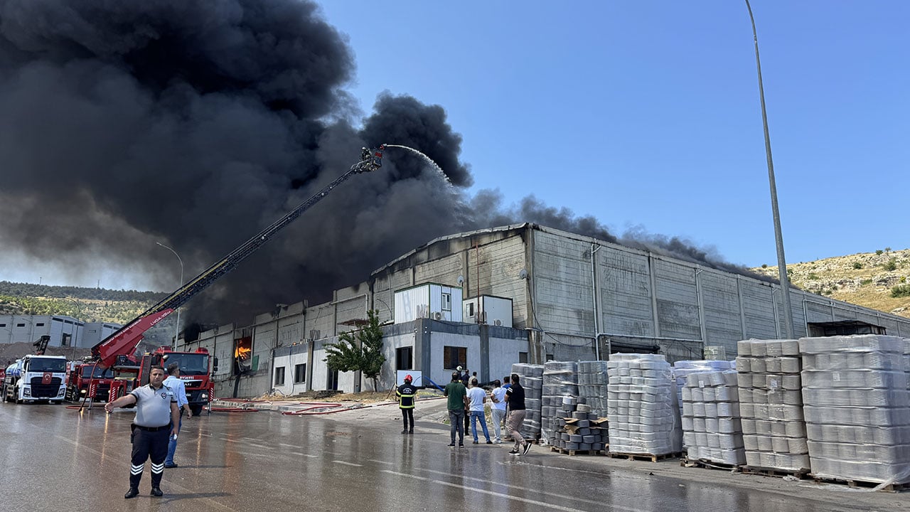 Foto - Gaziantep'te korkutan yangın! Ekipler olay yerinde