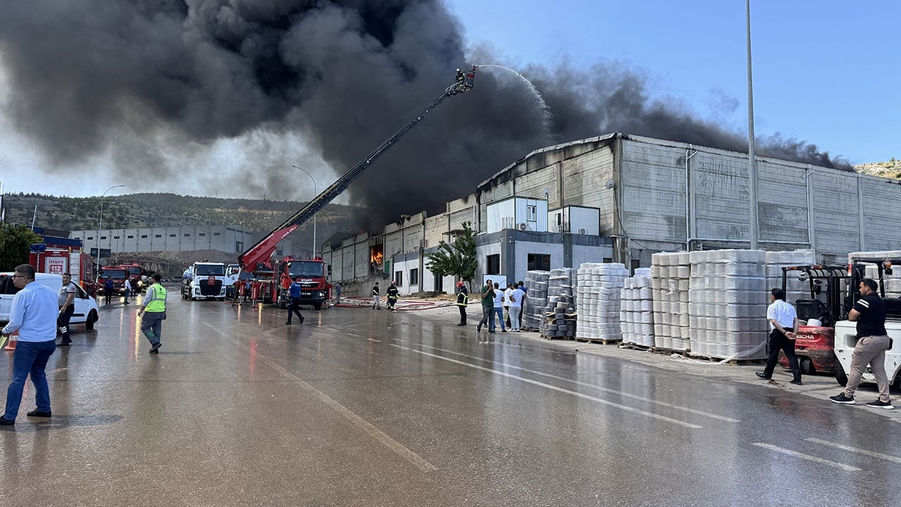 Foto - Gaziantep'te korkutan yangın! Ekipler olay yerinde