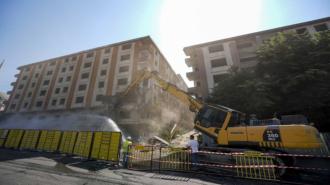 Foto - Gaziosmanpaşa'da kentsel dönüşümde tarihi gün! Yıllardır çözülemeyen Albayrak Sitesi'nde engeller aşıldı, ilk kepçe vuruldu!