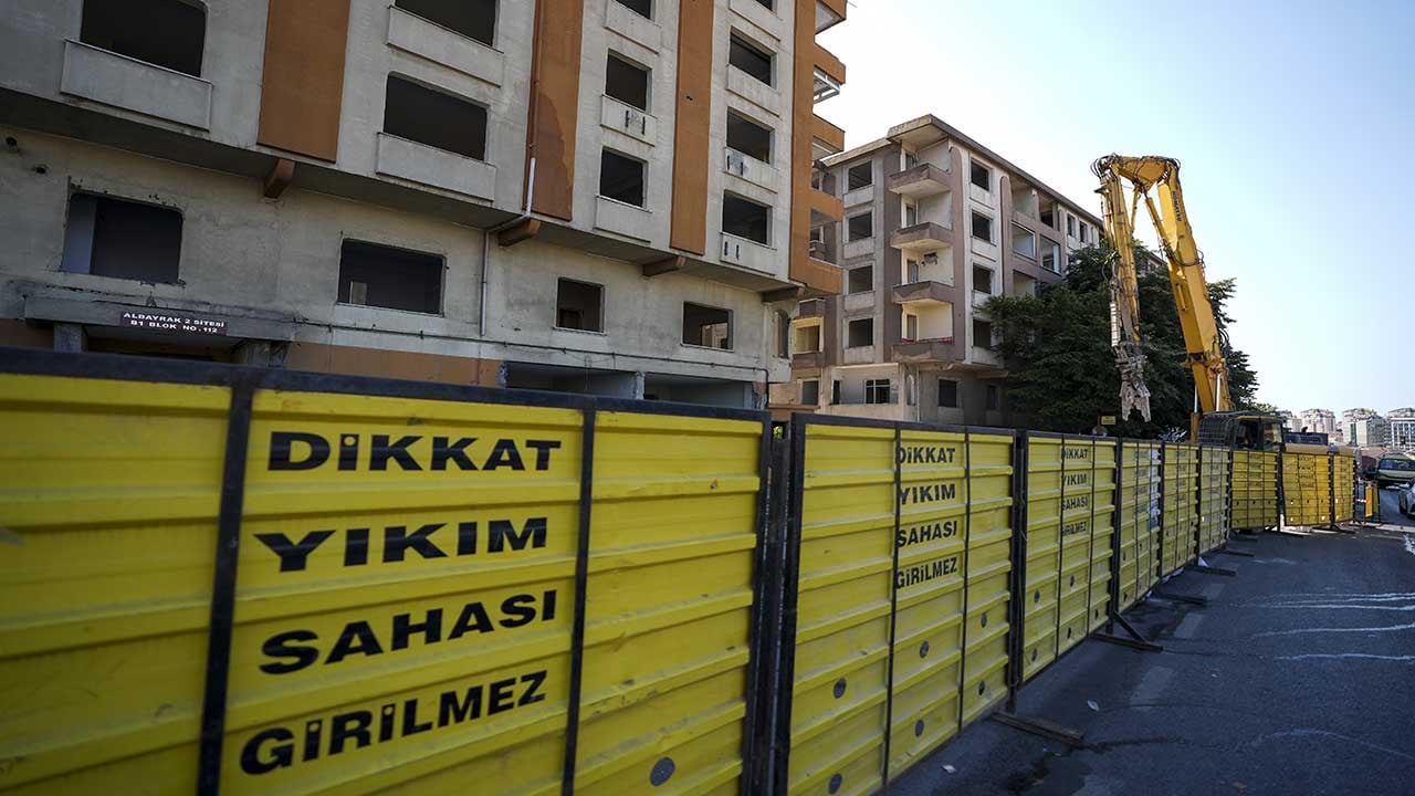 Foto - Gaziosmanpaşa'da kentsel dönüşümde tarihi gün! Yıllardır çözülemeyen Albayrak Sitesi'nde engeller aşıldı, ilk kepçe vuruldu!