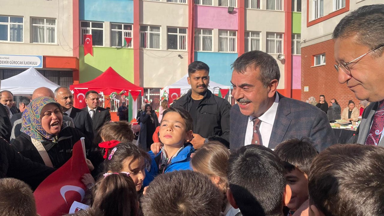 Gazze için gönüllü seferberlik! Bakan Tekin öğrencilerin kermesini ziyaret etti