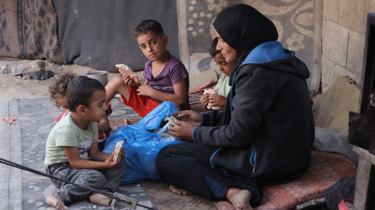 Foto - Gazze'de bir annenin omzuna yıkılan dünya! Bombalar sustu, açlık başladı! Yıkıntıların arasında bir kadının imkansızla mücadelesi