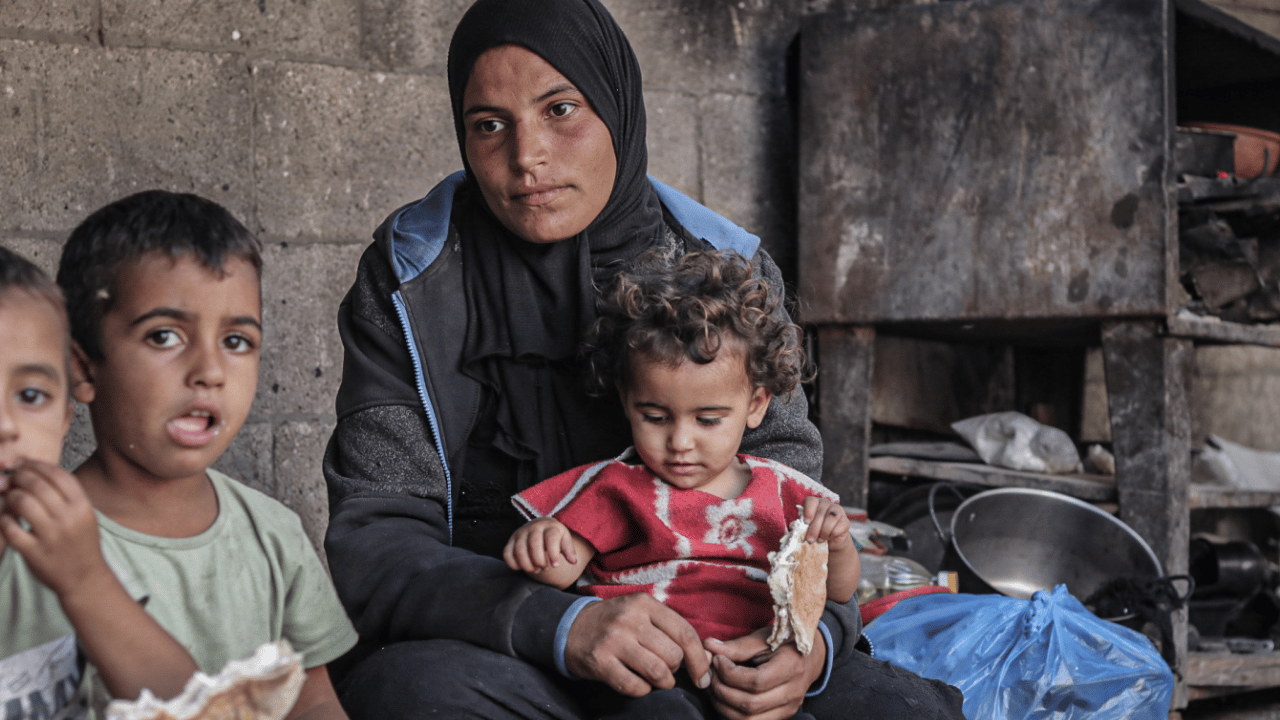 Foto - Gazze'de bir annenin omzuna yıkılan dünya! Bombalar sustu, açlık başladı! Yıkıntıların arasında bir kadının imkansızla mücadelesi