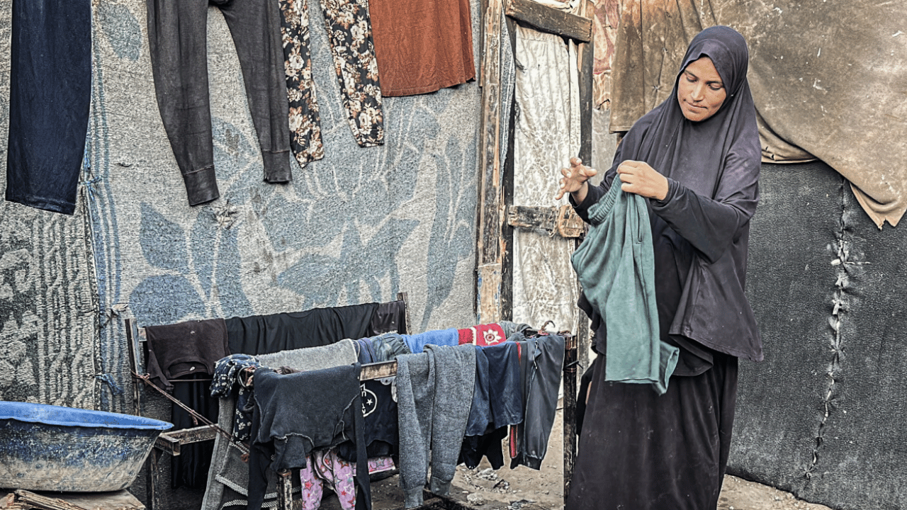 Foto - Gazze'de bir annenin omzuna yıkılan dünya! Bombalar sustu, açlık başladı! Yıkıntıların arasında bir kadının imkansızla mücadelesi