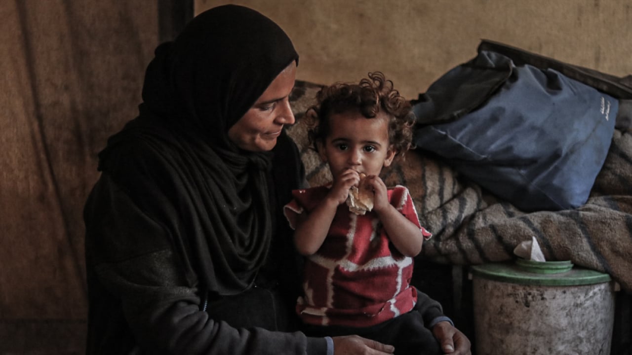 Foto - Gazze'de bir annenin omzuna yıkılan dünya! Bombalar sustu, açlık başladı! Yıkıntıların arasında bir kadının imkansızla mücadelesi