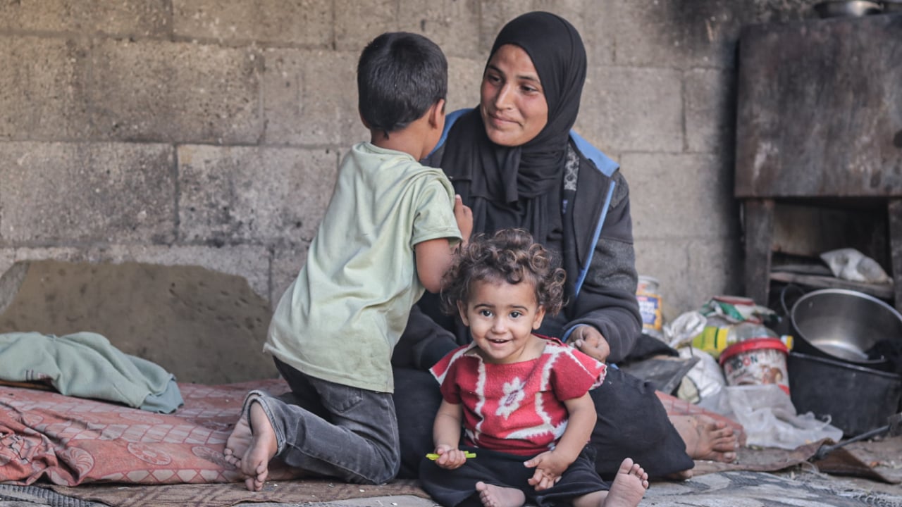 Foto - Gazze'de bir annenin omzuna yıkılan dünya! Bombalar sustu, açlık başladı! Yıkıntıların arasında bir kadının imkansızla mücadelesi