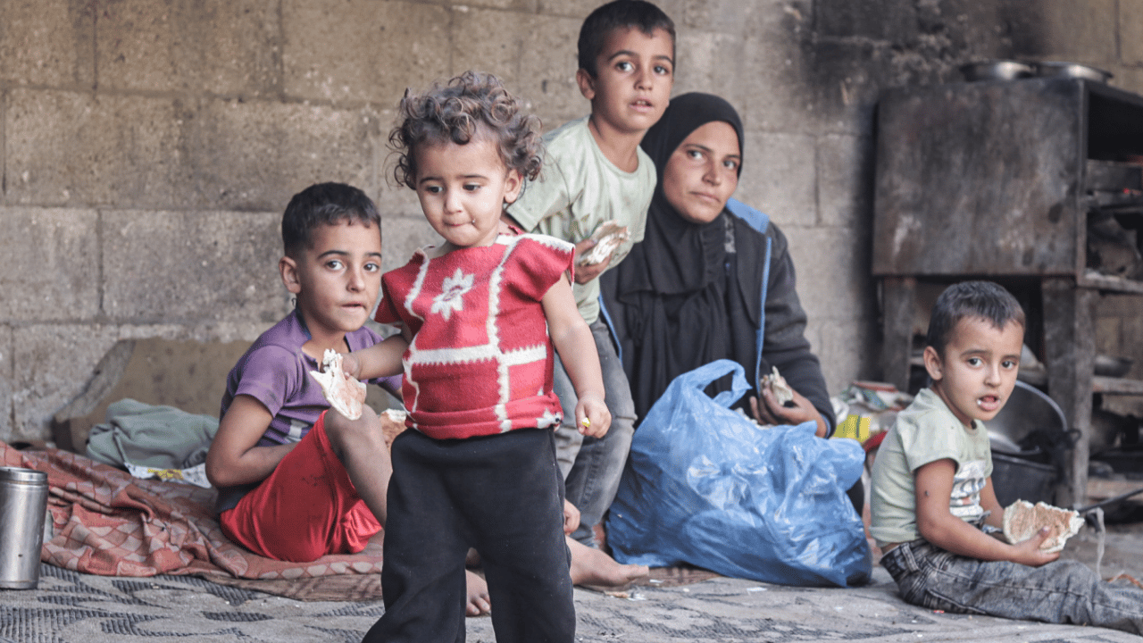 Foto - Gazze'de bir annenin omzuna yıkılan dünya! Bombalar sustu, açlık başladı! Yıkıntıların arasında bir kadının imkansızla mücadelesi
