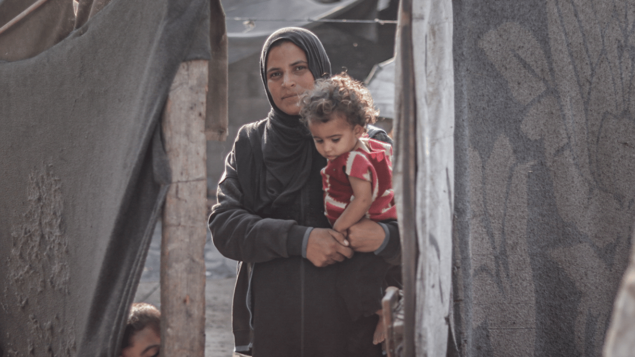 Foto - Gazze'de bir annenin omzuna yıkılan dünya! Bombalar sustu, açlık başladı! Yıkıntıların arasında bir kadının imkansızla mücadelesi