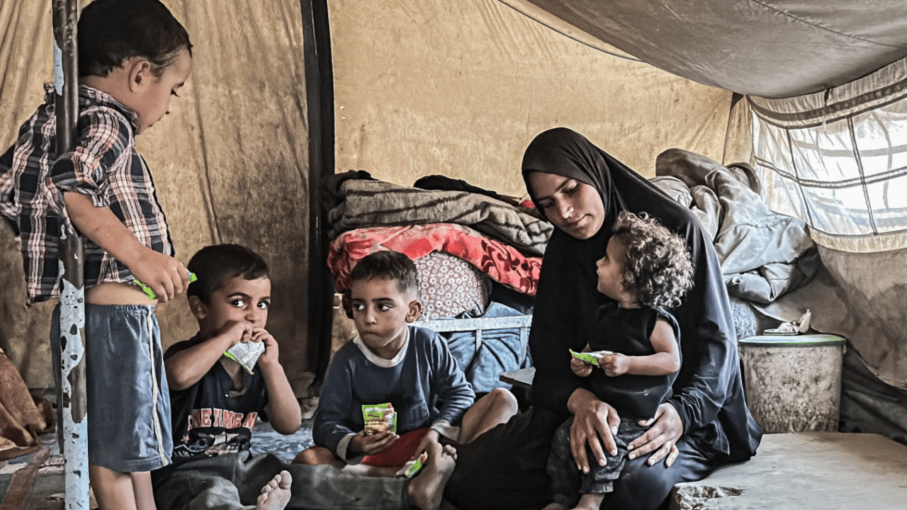 Foto - Gazze'de bir annenin omzuna yıkılan dünya! Bombalar sustu, açlık başladı! Yıkıntıların arasında bir kadının imkansızla mücadelesi