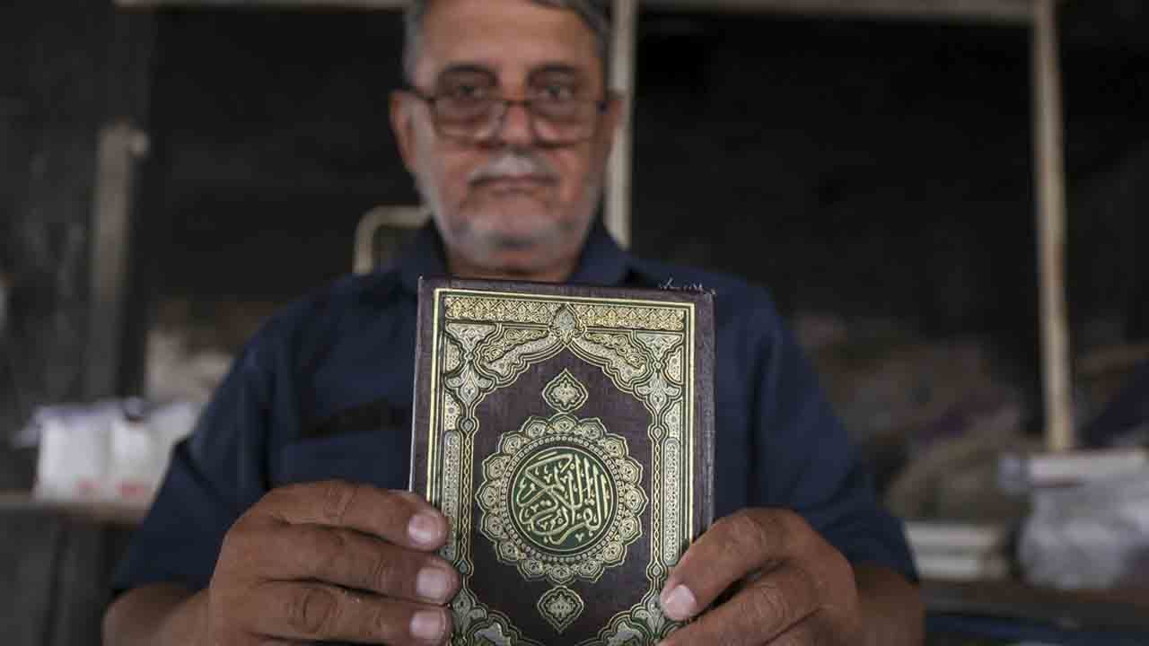Foto - Gazze'de gönüllü mesai: Zarar gören Kur'an-ı Kerimleri onarıyor