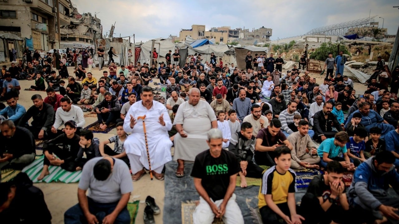 Foto - Gazze'de hüzünlü bayram! Bayram namazı yıkılan camilerin enkazında ve çadır kamplarında kılındı