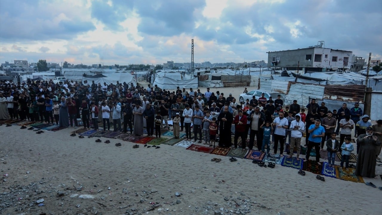 Foto - Gazze'de hüzünlü bayram! Bayram namazı yıkılan camilerin enkazında ve çadır kamplarında kılındı