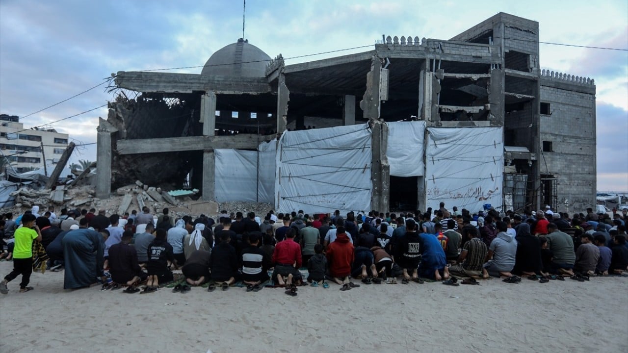 Foto - Gazze'de hüzünlü bayram! Bayram namazı yıkılan camilerin enkazında ve çadır kamplarında kılındı