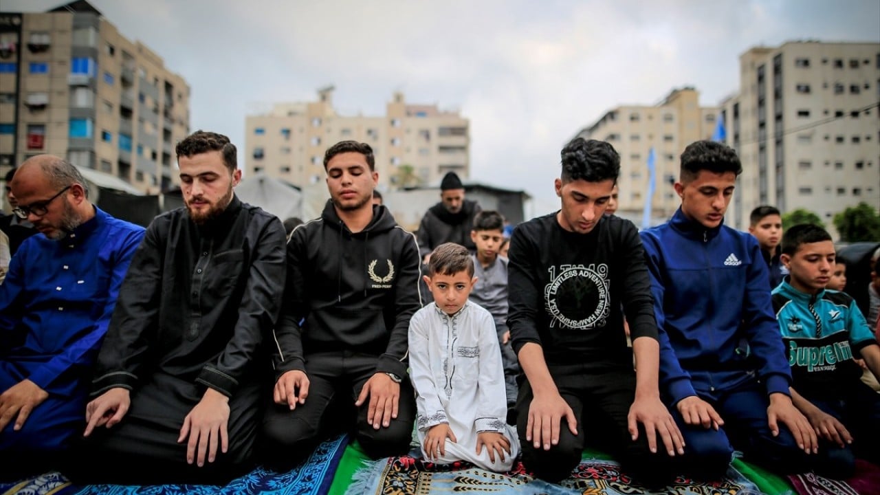 Foto - Gazze'de hüzünlü bayram! Bayram namazı yıkılan camilerin enkazında ve çadır kamplarında kılındı