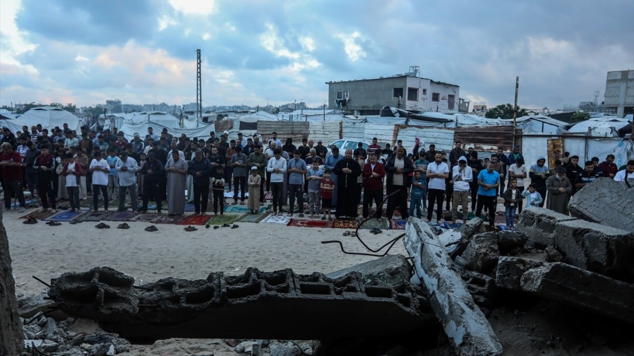 Foto - Gazze'de hüzünlü bayram! Bayram namazı yıkılan camilerin enkazında ve çadır kamplarında kılındı