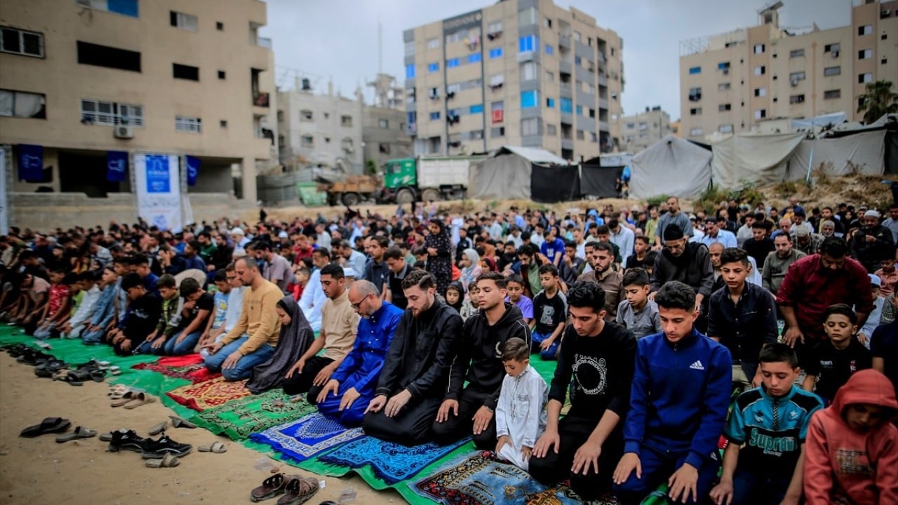 Foto - Gazze'de hüzünlü bayram! Bayram namazı yıkılan camilerin enkazında ve çadır kamplarında kılındı