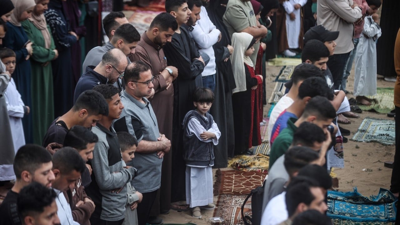 Foto - Gazze'de hüzünlü bayram! Bayram namazı yıkılan camilerin enkazında ve çadır kamplarında kılındı
