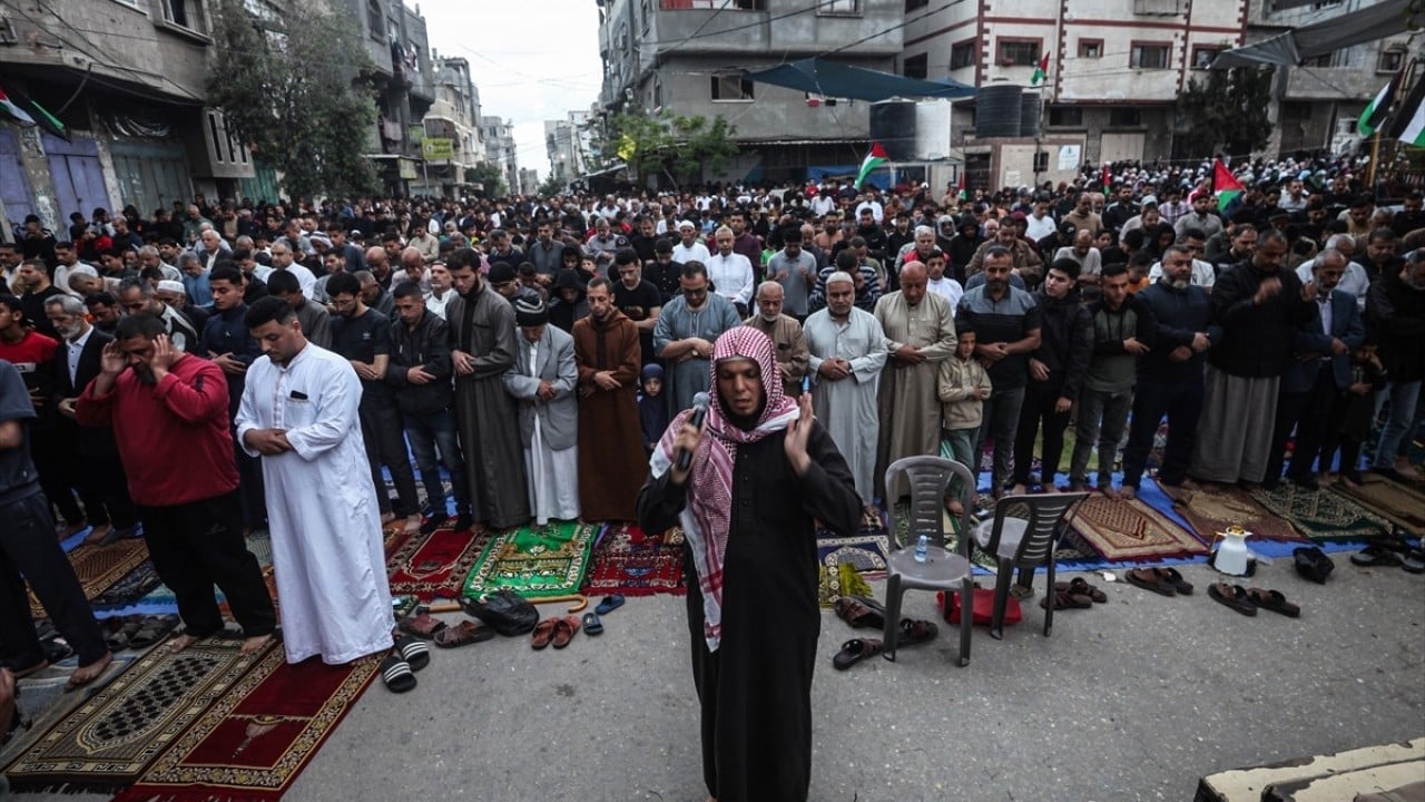 Foto - Gazze'de hüzünlü bayram! Bayram namazı yıkılan camilerin enkazında ve çadır kamplarında kılındı