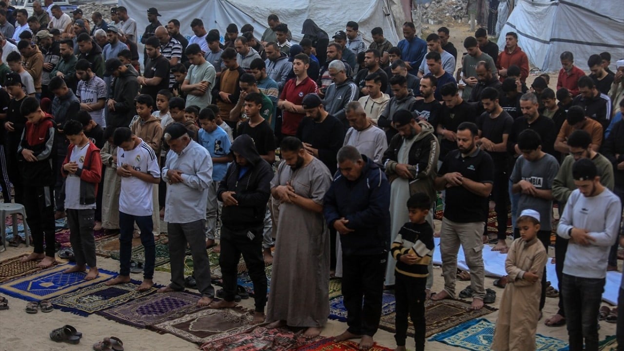 Foto - Gazze'de hüzünlü bayram! Bayram namazı yıkılan camilerin enkazında ve çadır kamplarında kılındı