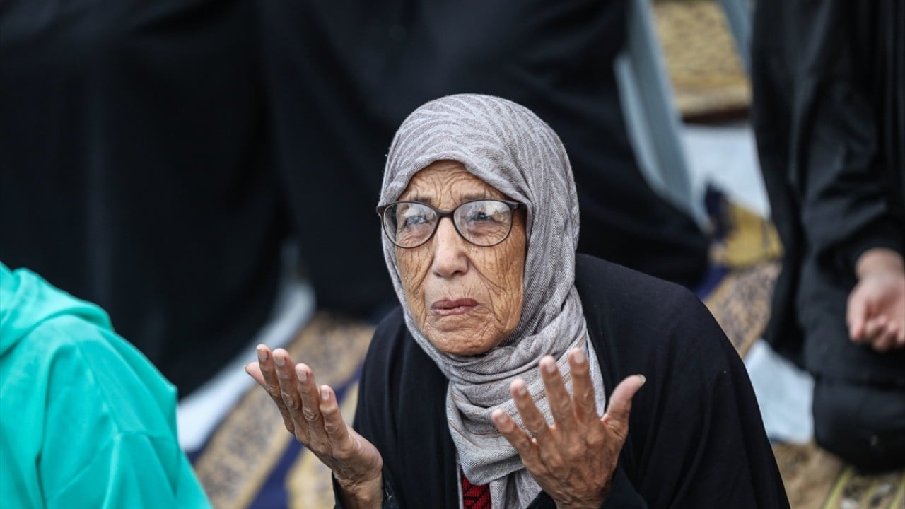Foto - Gazze'de hüzünlü bayram! Bayram namazı yıkılan camilerin enkazında ve çadır kamplarında kılındı