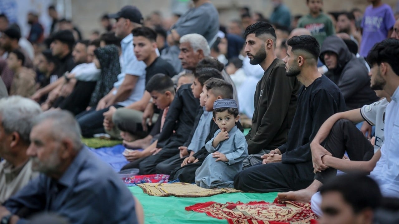 Foto - Gazze'de hüzünlü bayram! Bayram namazı yıkılan camilerin enkazında ve çadır kamplarında kılındı