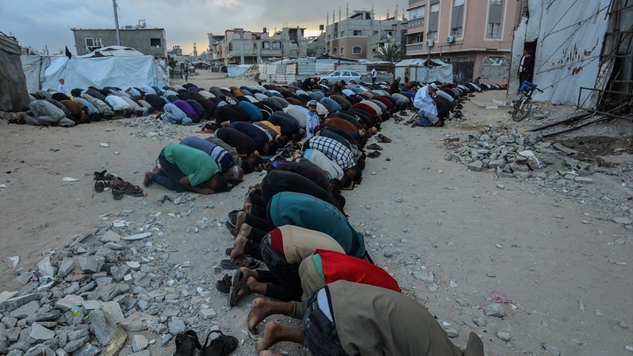 Foto - Gazze'de hüzünlü bayram! Bayram namazı yıkılan camilerin enkazında ve çadır kamplarında kılındı