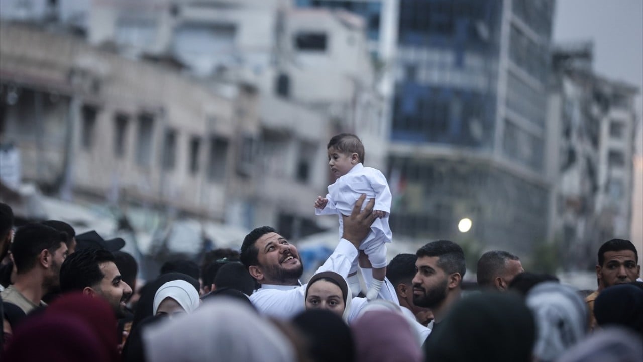 Foto - Gazze'de hüzünlü bayram! Bayram namazı yıkılan camilerin enkazında ve çadır kamplarında kılındı
