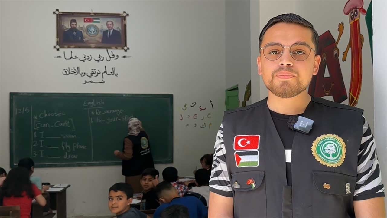 Foto - Gazze’de Osmanlı ruhu yeniden canlandı! Sultan Abdülhamid Han ve Erdoğan’ın fotoğraflarıyla eğitim seferberliği başladı!