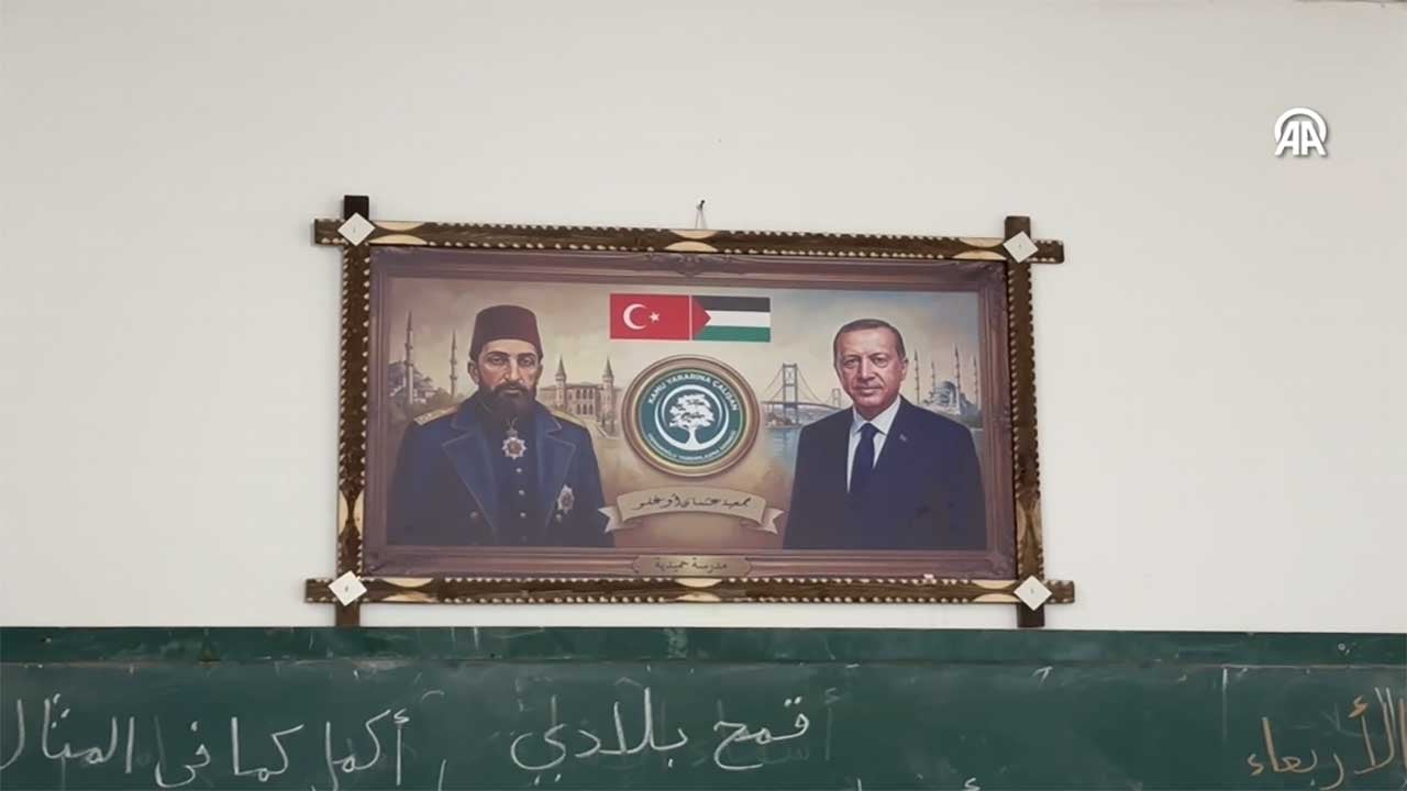 Foto - Gazze’de Osmanlı ruhu yeniden canlandı! Sultan Abdülhamid Han ve Erdoğan’ın fotoğraflarıyla eğitim seferberliği başladı!