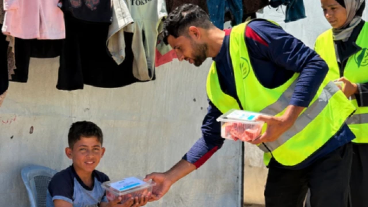 Foto - Gazze'de yürekleri dağlayan anlar! Bir lokma et büyük mutluluk getirdi